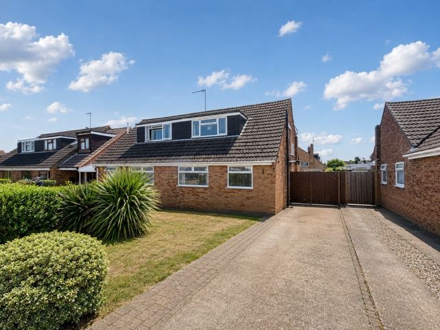 Property photo 1 of 10 Manor Close