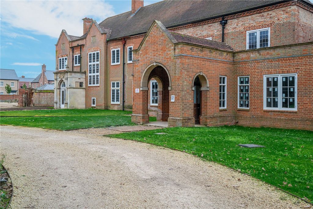 Property photo 2 of 8 Brampton Park House