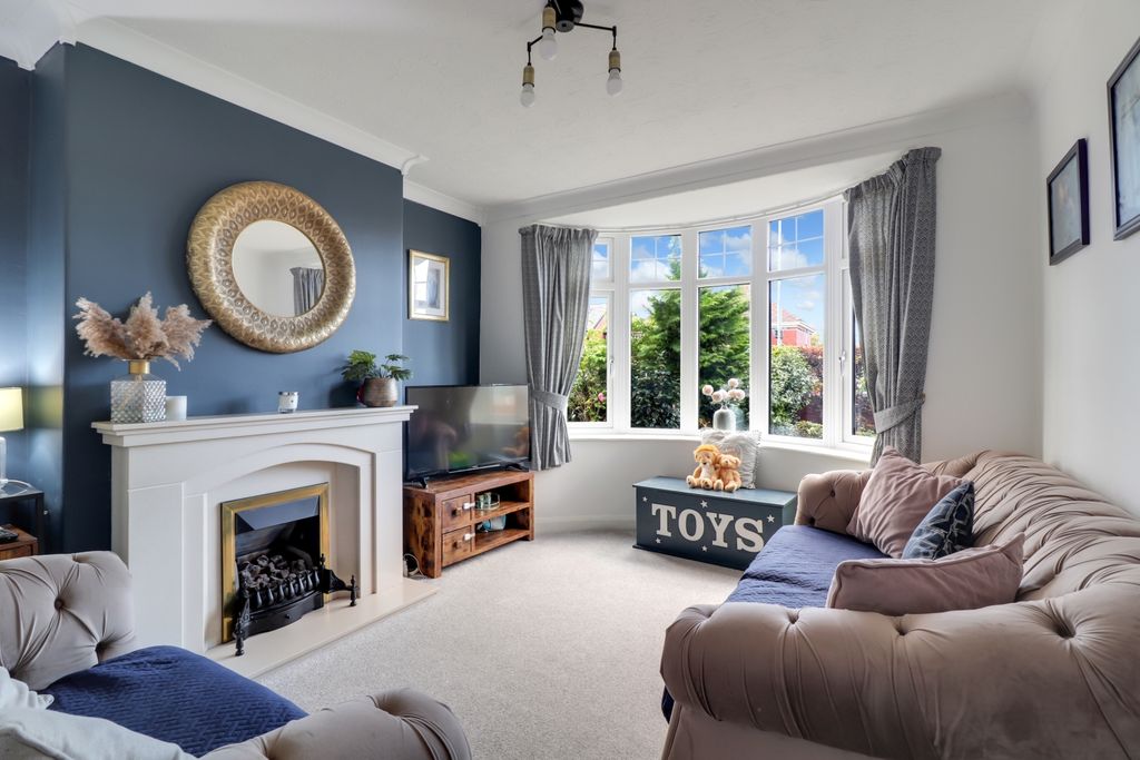 Property photo 3 of 23 Lounge