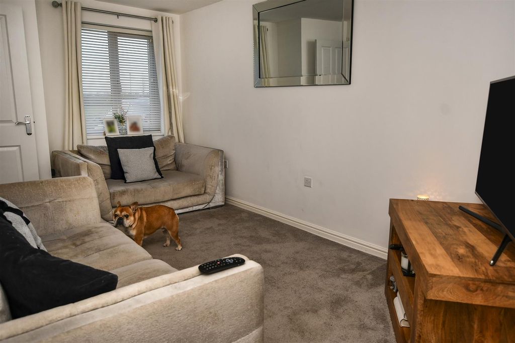 Property photo 3 of 11 Lounge