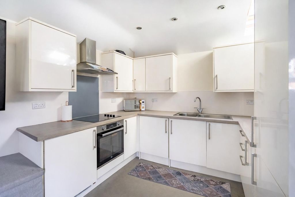 Property photo 3 of 11 Kitchen