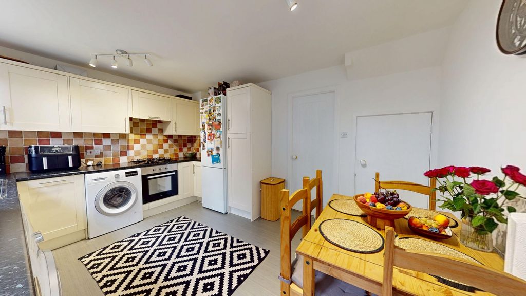 Property photo 2 of 11 Kitchen