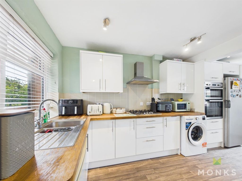 Property photo 3 of 14 Cam01348G0-Pr0752-Still006.Jpg
