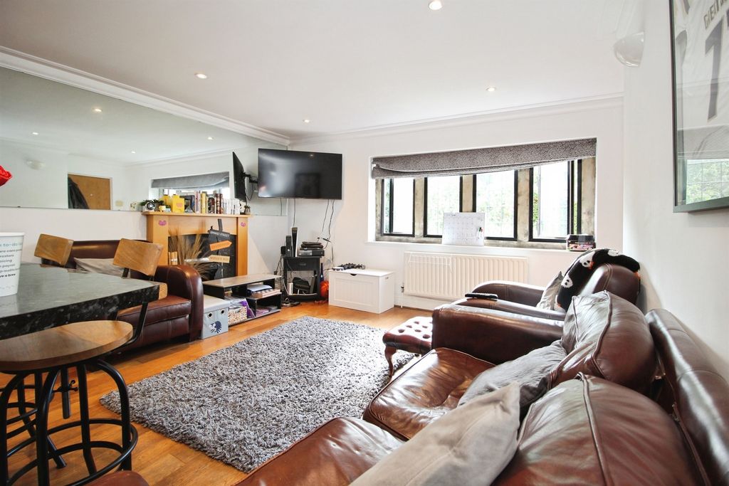 Property photo 3 of 12
