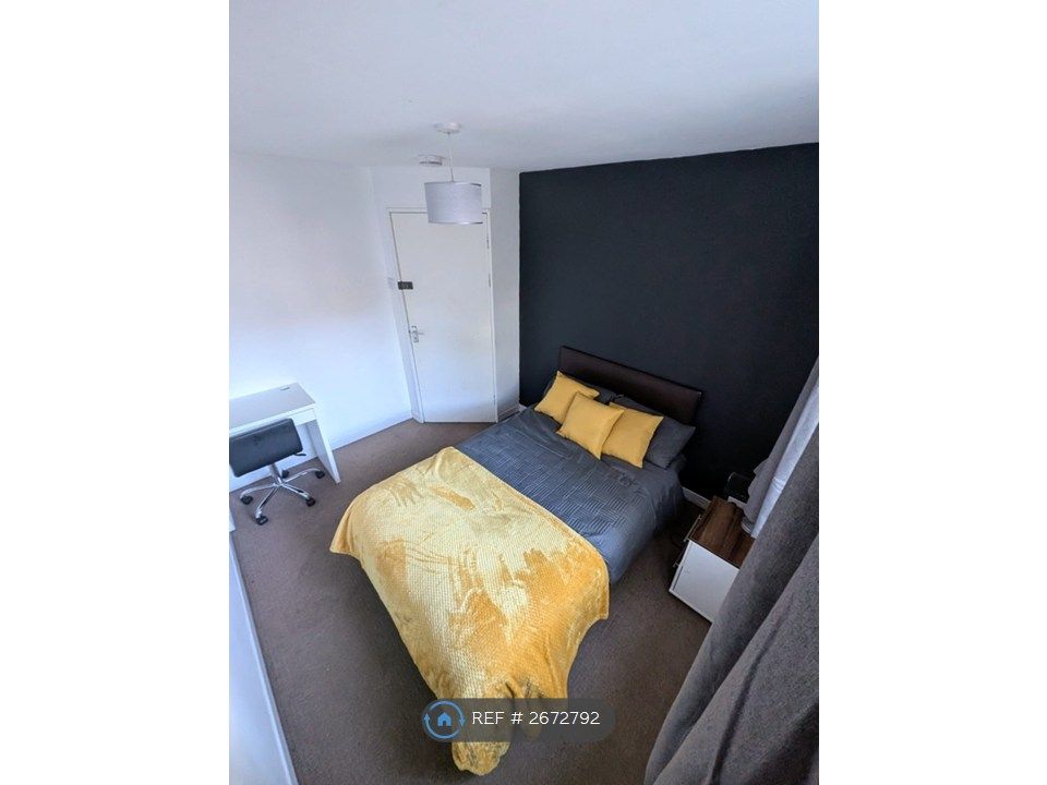 Property photo 1 of 7 Room 8