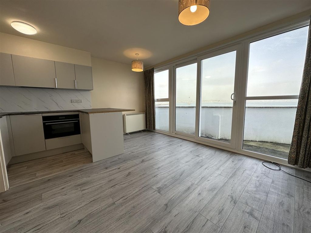 Property photo 3 of 10 Breakwater Crt Lounge Kitchen.Jpeg