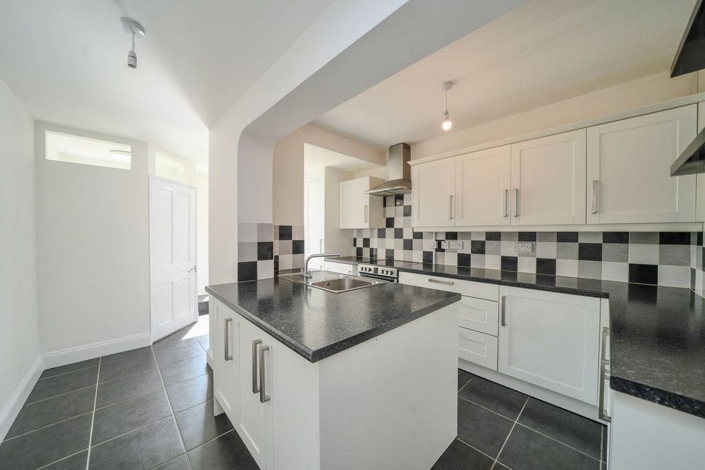 Property photo 3 of 27