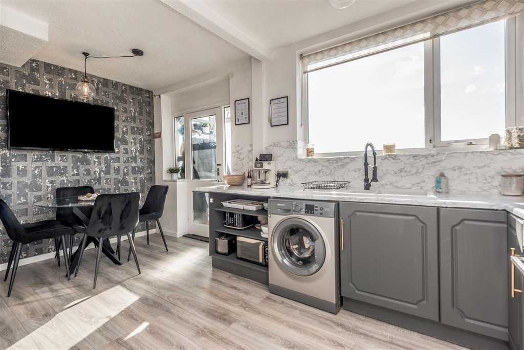 Property photo 3 of 21 Fitted Kitchen/Dining Room: