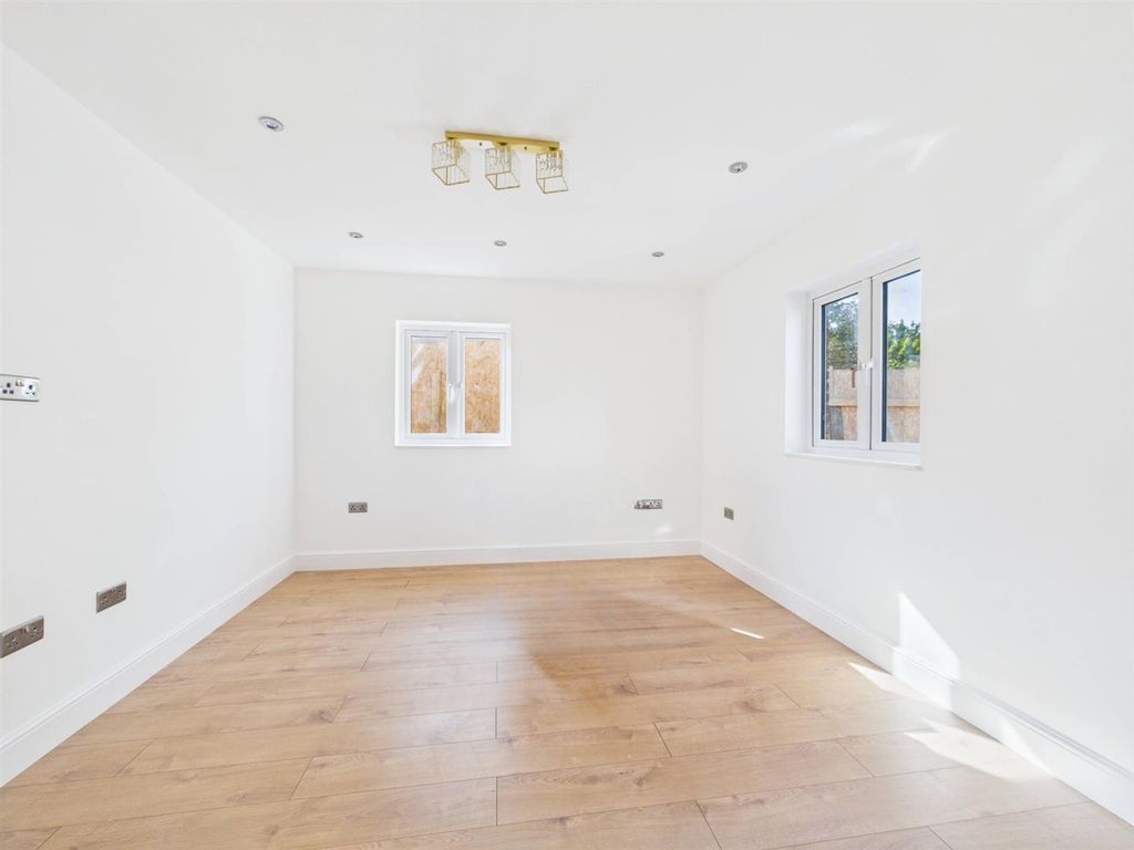 Property photo 3 of 15 Cam01563G0-Pr0347-Still004.Jpg