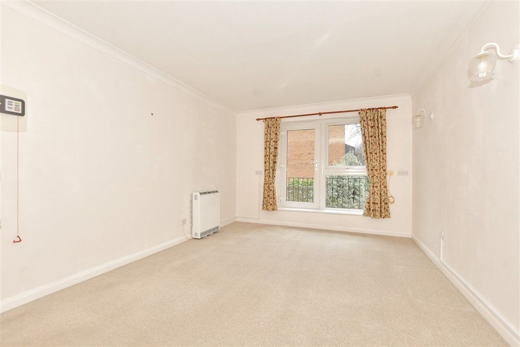 Property photo 3 of 7 Lounge