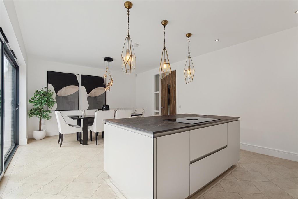 Property photo 3 of 46 Kitchen/Dining