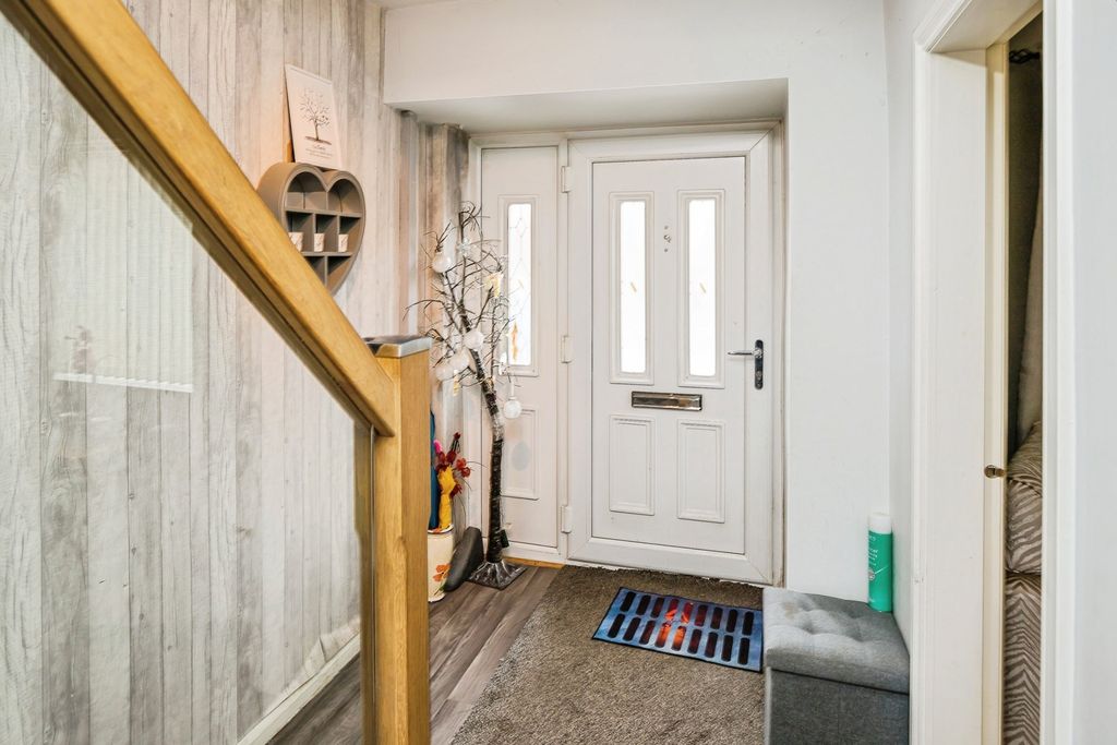 Property photo 3 of 15 Entrance Hallway