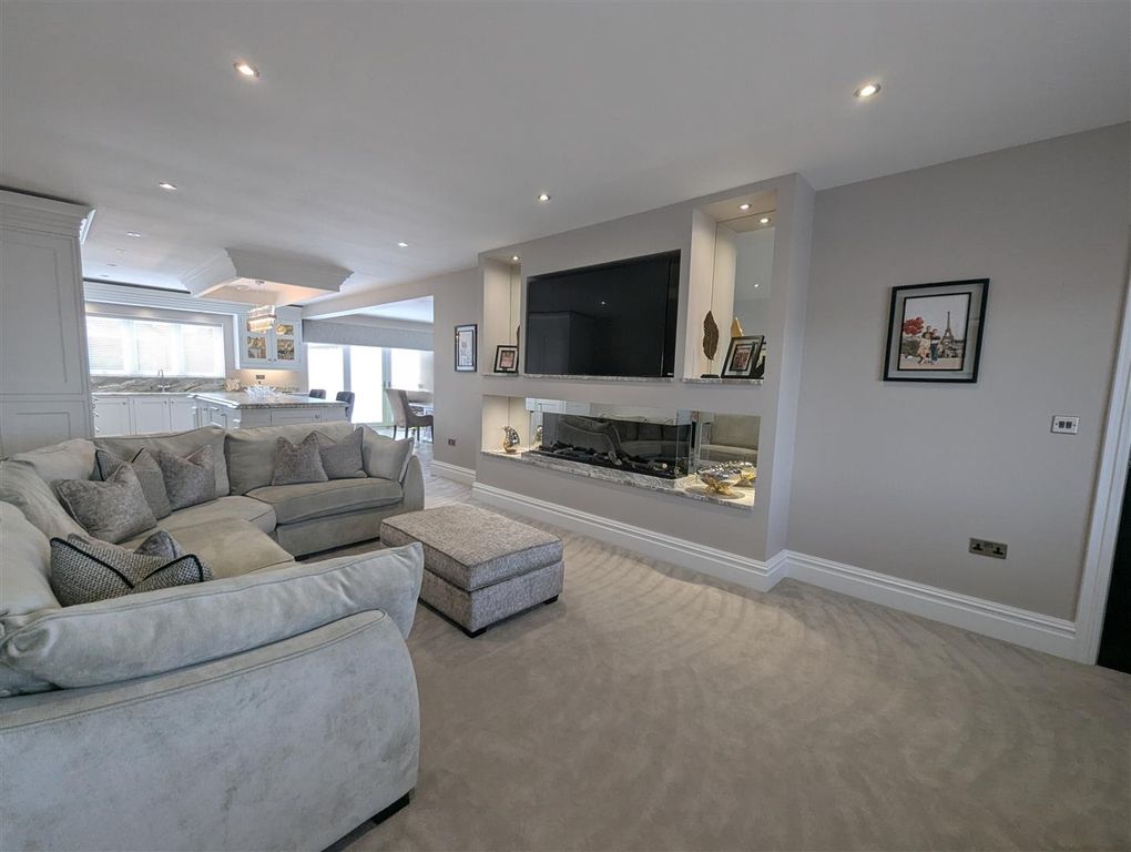 Property photo 3 of 30 Sitting Room