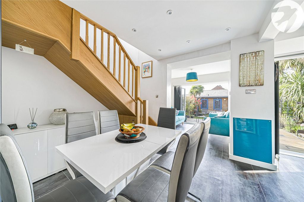 Property photo 3 of 31 Dining Area