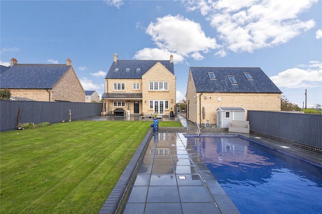 Property photo 2 of 31 Rear Garden Pool