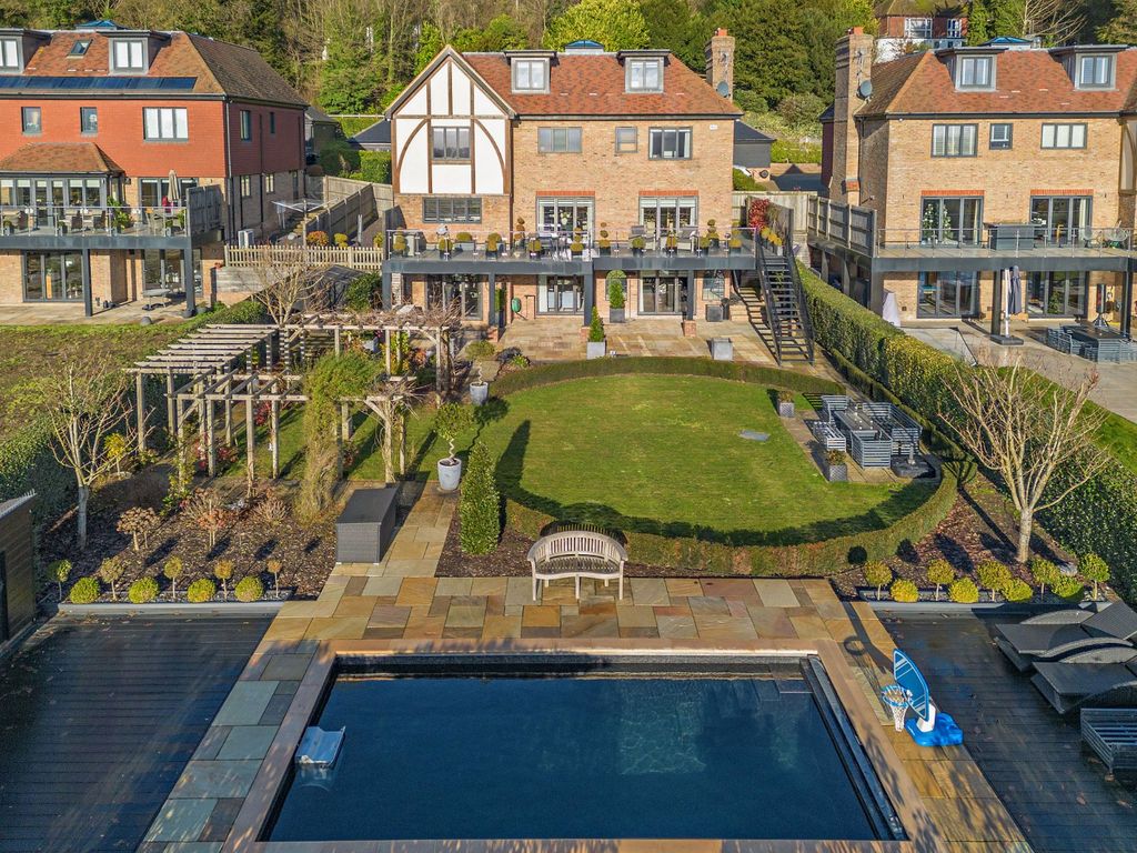 Property photo 2 of 32 House/Garden