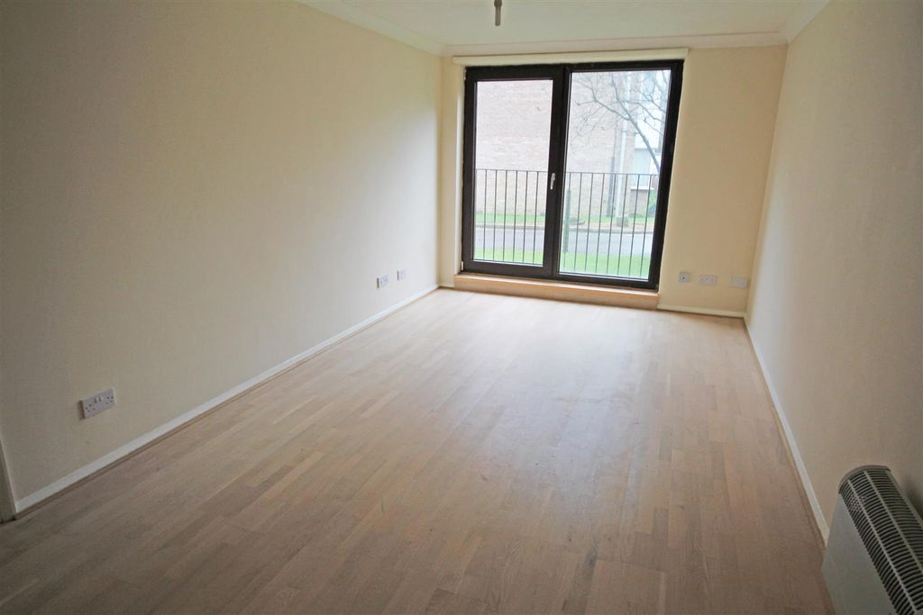 Property photo 3 of 7 Lounge