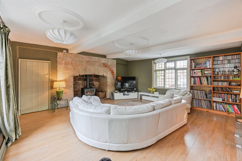 Property photo 3 of 19 Lounge: