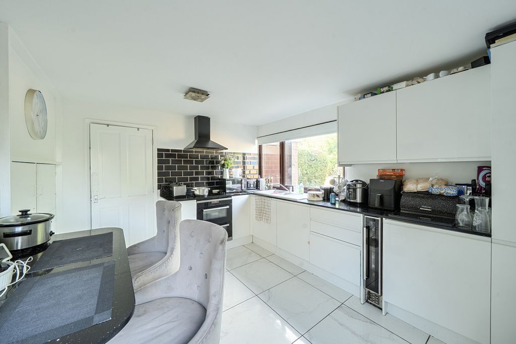 Property photo 3 of 17 Kitchen