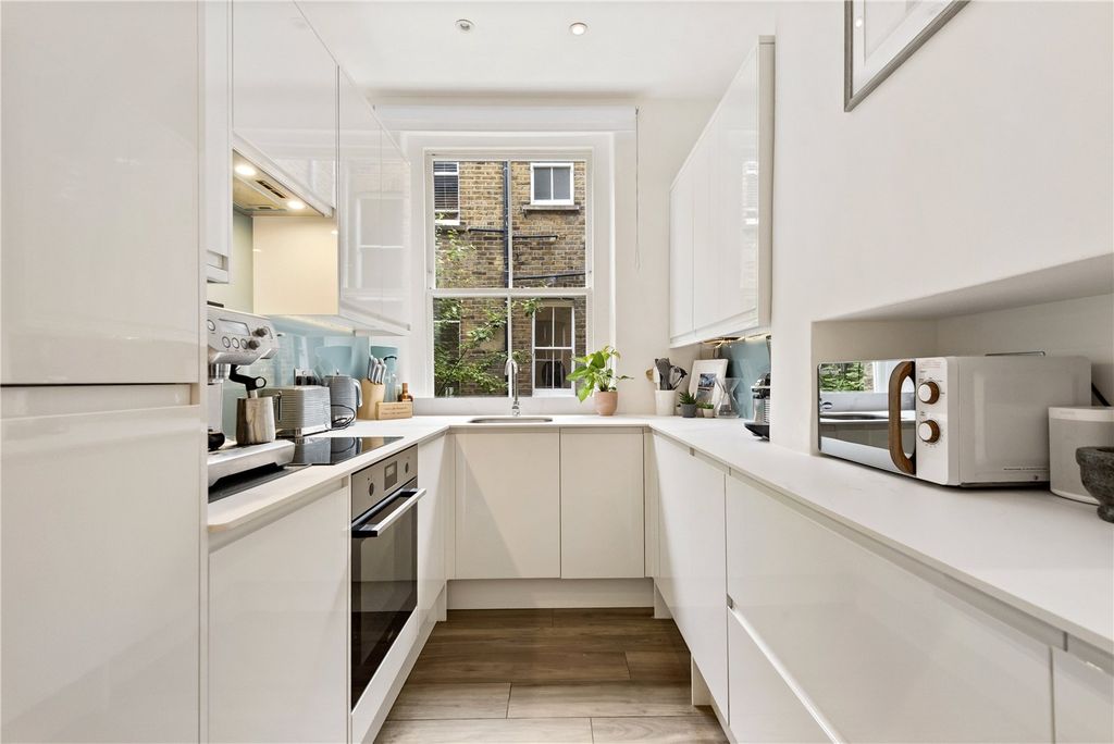 Property photo 3 of 9 Kitchen