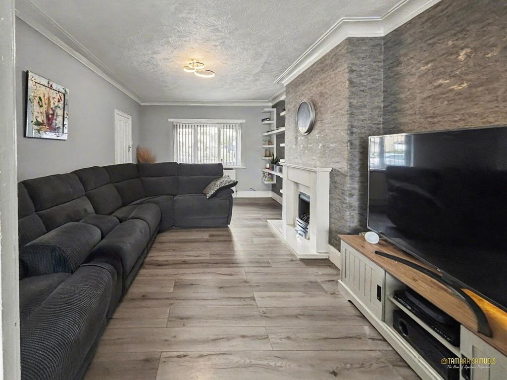 Property photo 2 of 17 Lounge