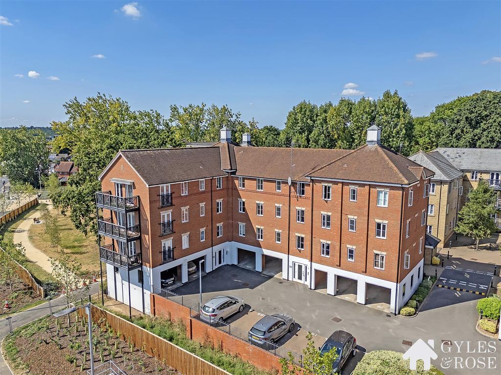 Property photo 2 of 10 Apartment Block