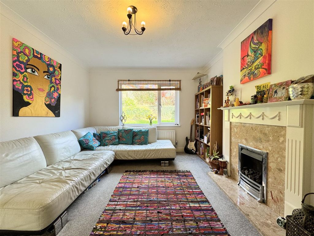 Property photo 3 of 19 Lounge