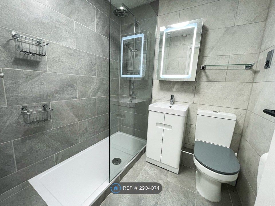 Property photo 3 of 10 Bathroom 1
