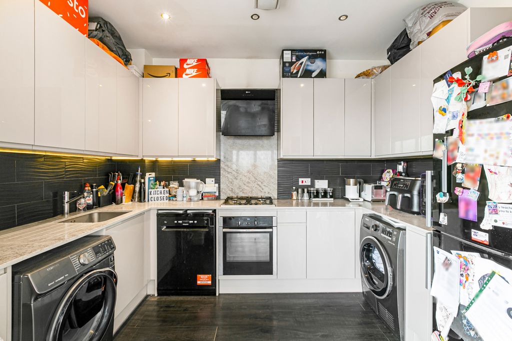 Property photo 3 of 8 Kitchen