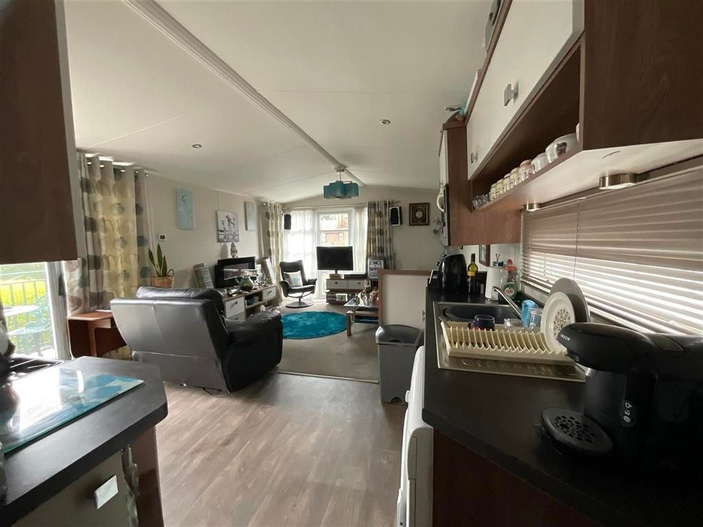 Property photo 3 of 9 Lounge/Kitchen