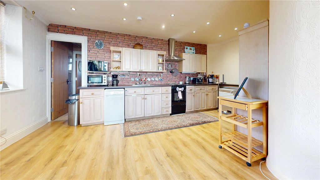 Property photo 2 of 14 Picture No. 30