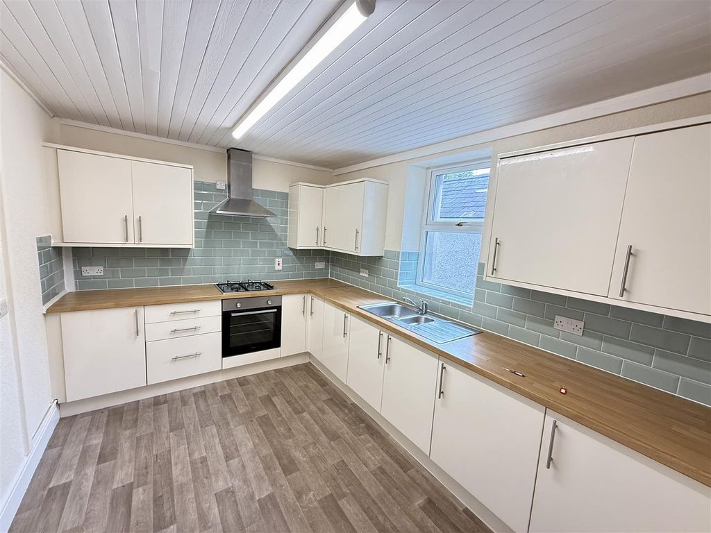 Property photo 3 of 28 Kitchen
