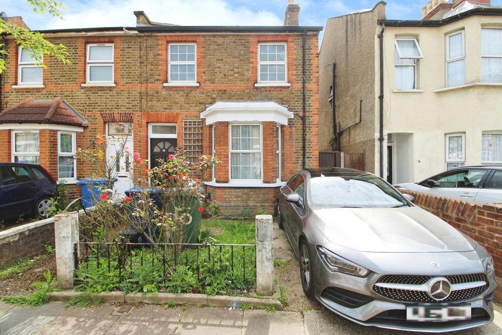 Property photo 1 of 26 Four Bedroom Semi Detached House To Rent