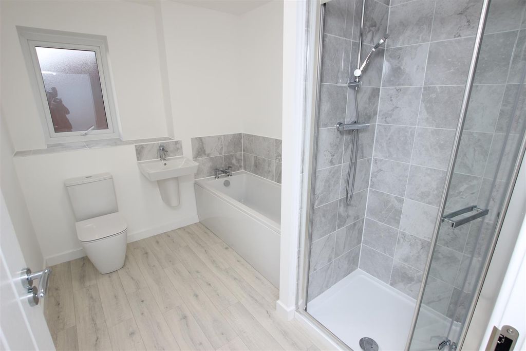 Property photo 3 of 19 Family Bathroom