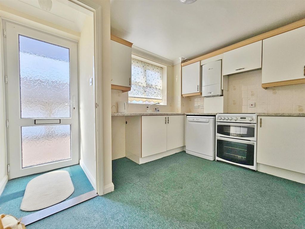 Property photo 3 of 18 Kitchen