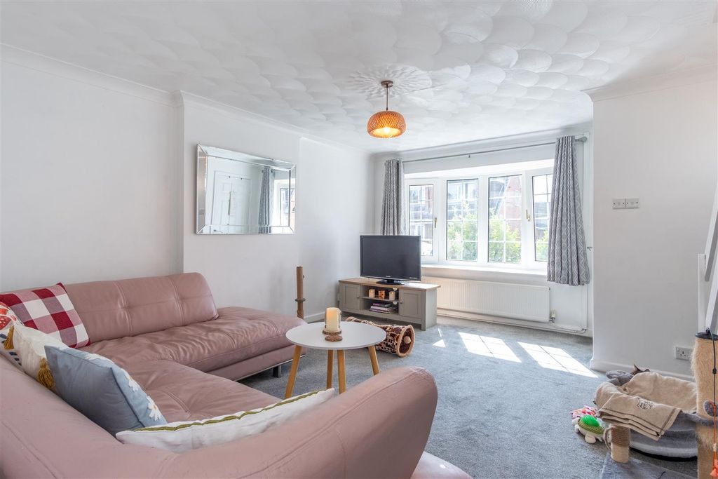 Property photo 2 of 20 Lounge