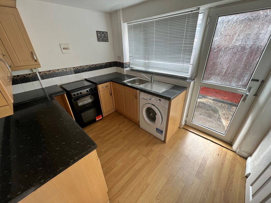 Property photo 3 of 8 Kitchen