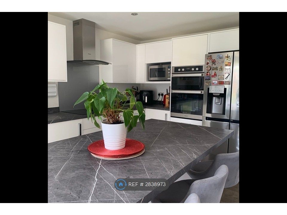 Property photo 2 of 11 Shared Fully Equipped Modern Kitchen