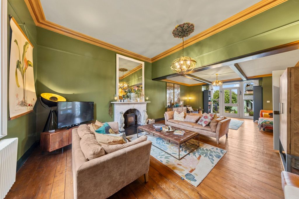 Property photo 2 of 31