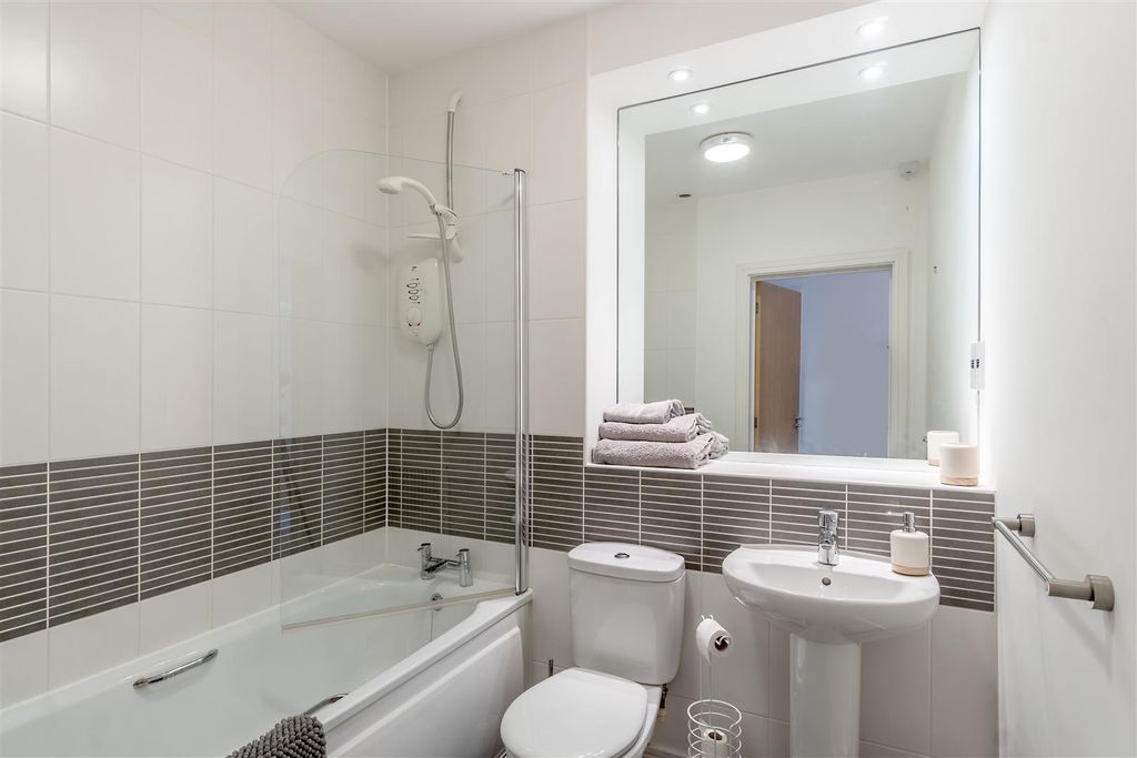Property photo 3 of 8 Family Bathrrom.Jpg