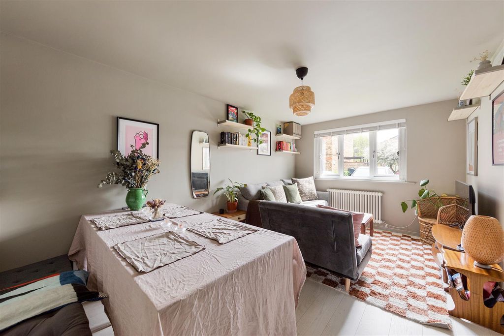 Property photo 3 of 23 Gandhi Close, E17