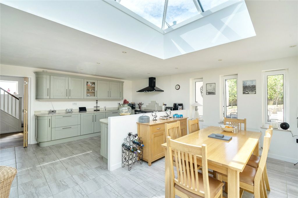 Property photo 3 of 25 Kitchen/Breakfast