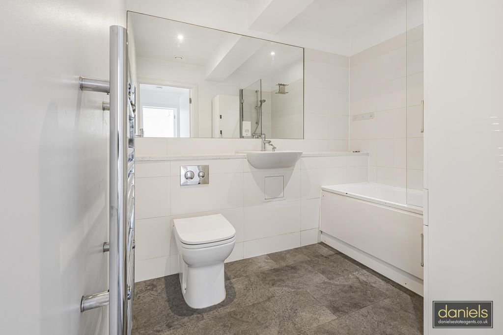 Property photo 3 of 17 Bathroom