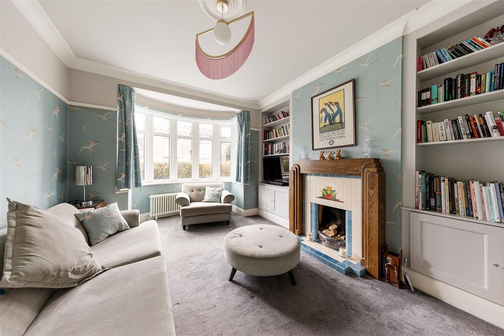 Property photo 2 of 29 Hale End Road, E17