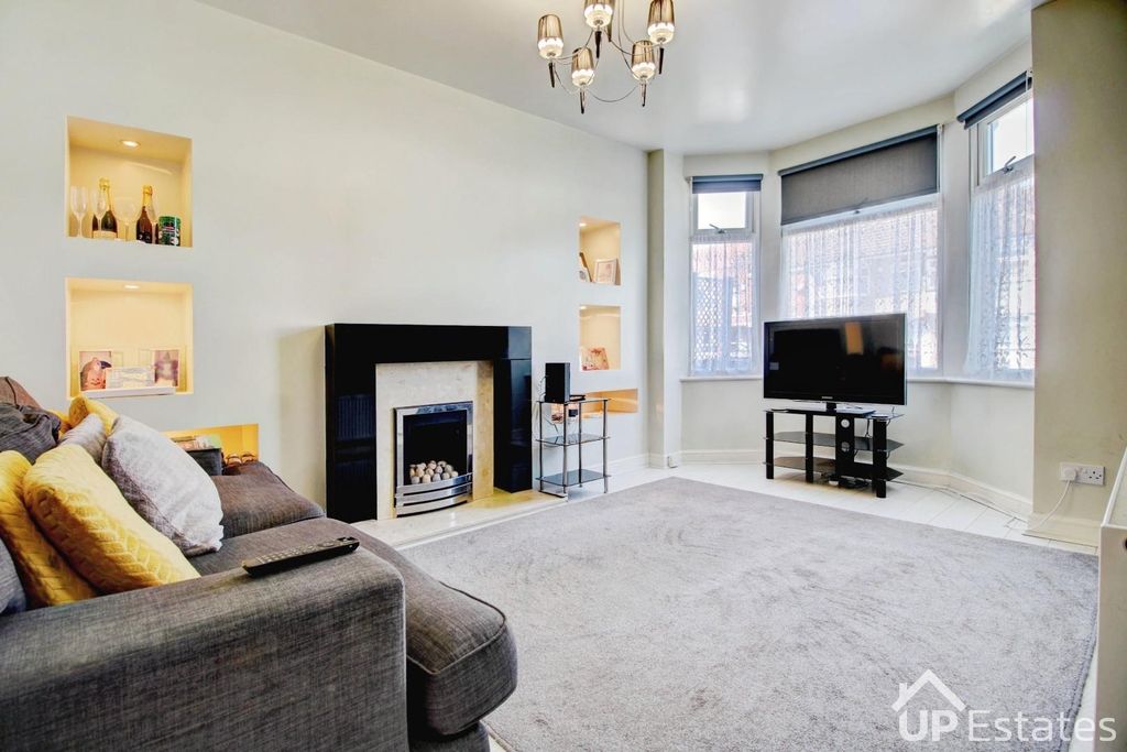 Property photo 3 of 27