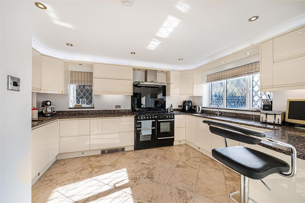 Property photo 3 of 20 Kitchen