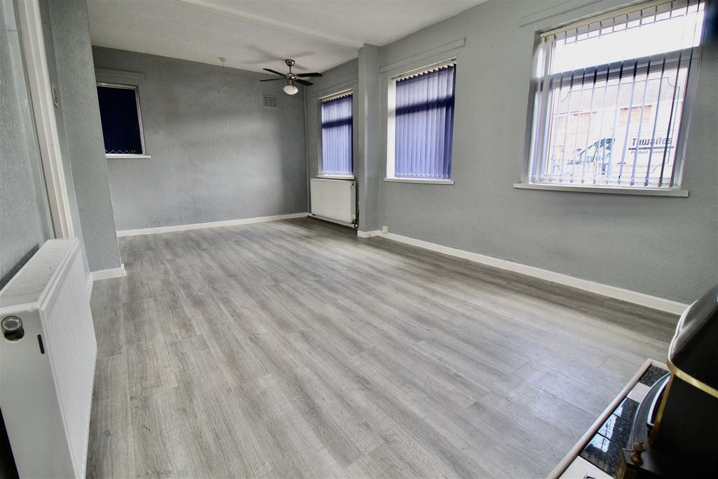 Property photo 3 of 18 Open Plan Lounge And Bedroom