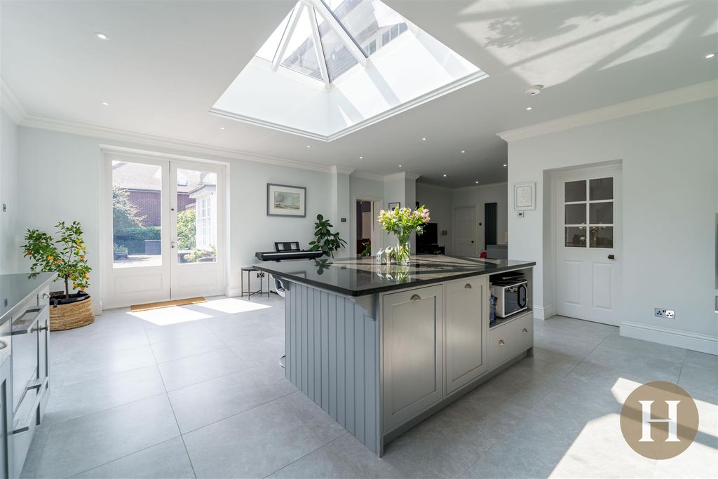 Property photo 2 of 74 Hadleigh Estate Agents-50.Jpg