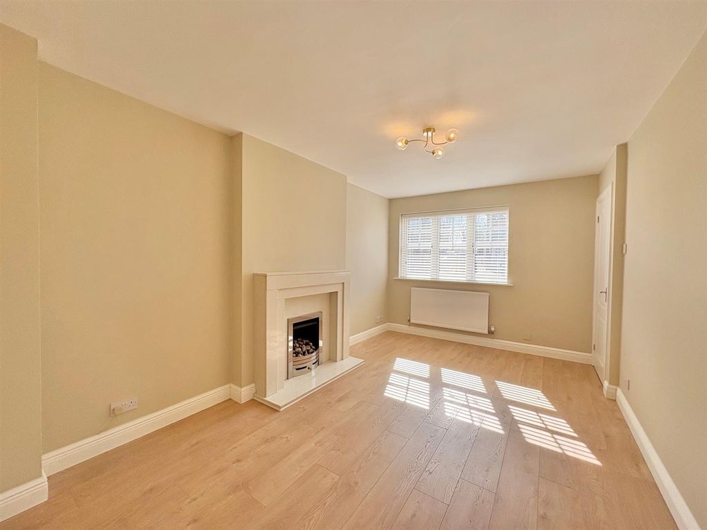 Property photo 2 of 10 Lounge.Jpg