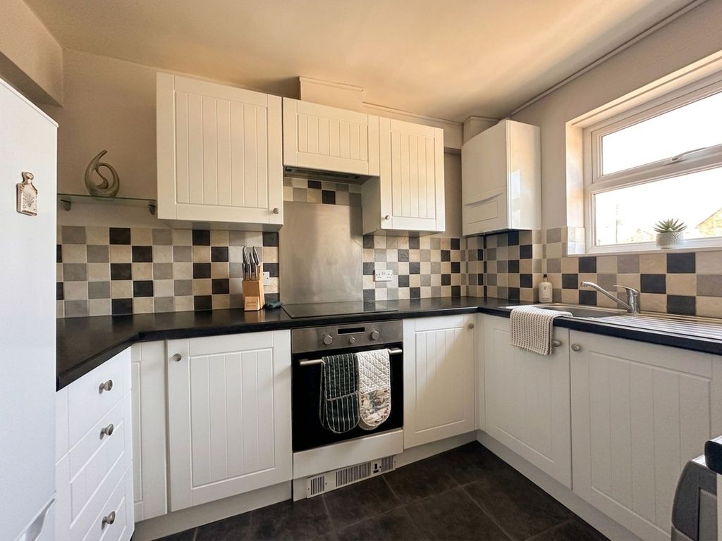 Property photo 2 of 8 Kitchen